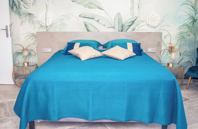 ANGELE CALME APARTMENT & SWIMMING POOL at VILLA NAIS. Bormes les mimosas