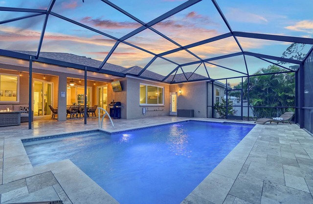 ANNA MARIA IN 5 MILES~Cozy Outdoor Living+LARGE HEATED Saltwater Pool!