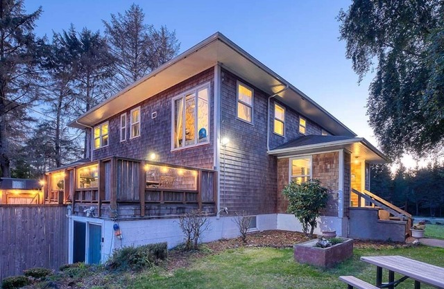 Antique, Pet Friendly, Theater, Hot Tub, Pool Table, Volleyball (Bloom)