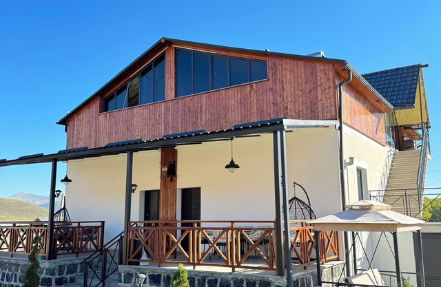 Aparan Guest House
