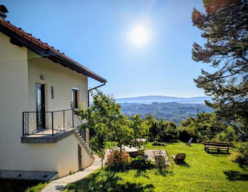 Apartma Hiša na Ravnah with hot tub