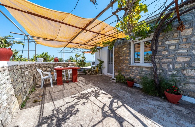 Apartment 'Ambelaki' with Sea View, Private Garden and Wi-Fi
