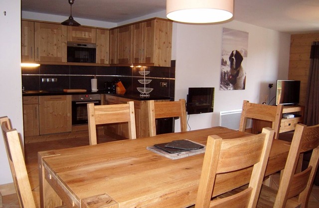 Apartment for 8, pool, wifi, 4 bdr, parking