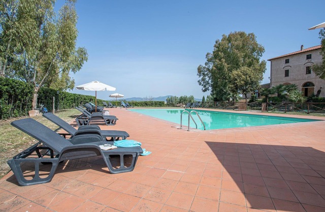 Apartment Giglio with Sea View, Pool, Wi-Fi, A/C & Garden