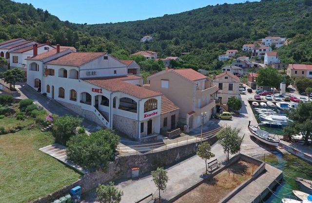: Apartment Knež with its unique island location will make your stay fullfiled