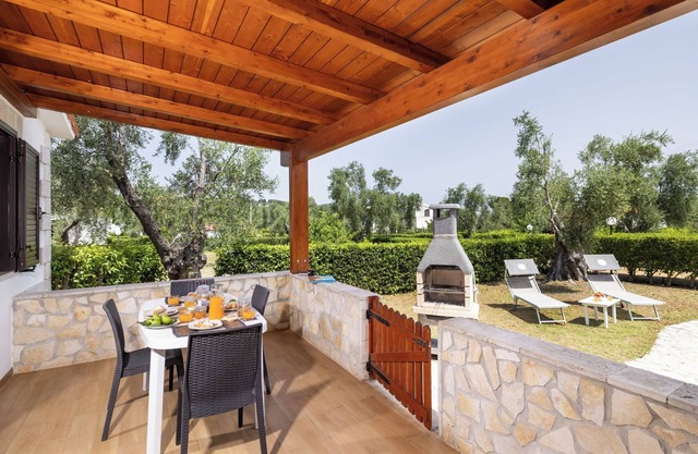 Apartment "semi-detached Villa" for 5/6 person on the ground floor with separate entrances and with square meters 150 private Garden with Barbecue and Sunbeds