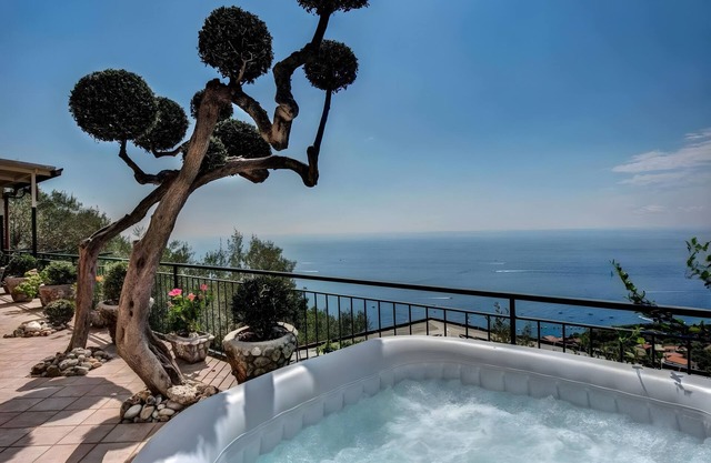 Apartment 'Ulivello House' with Sea View, Wi-Fi and Air Conditioning