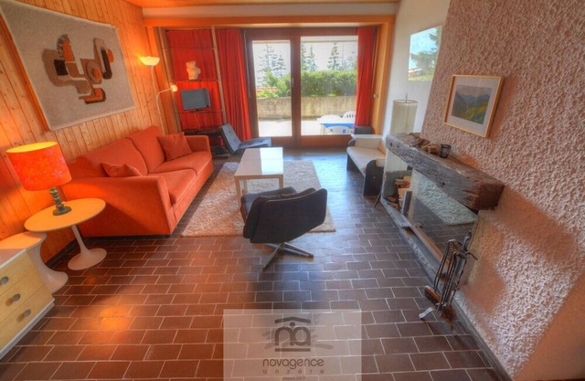 Apartment with entrance corridor, 1 bedroom with 4 single beds, 1 bathroom/WC and 1 separate WC. Liv