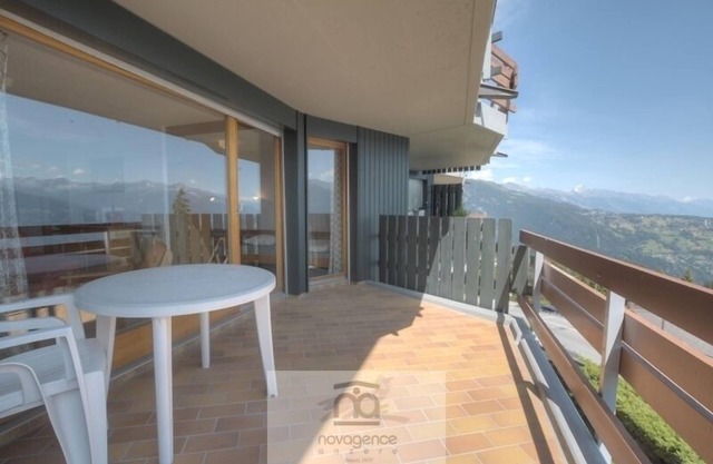 Apartment with entrance corridor with 1 bunk beds, 1 bedroom with 2 single beds is separated from th