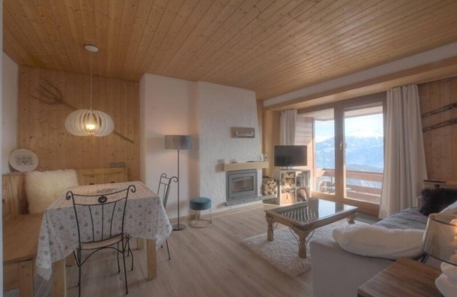 Apartment with south balcony, 1 bedroom with 2 single beds, 1 bathroom/WC. Living room with eating p