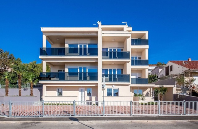 Apartment with swimming pool near sea