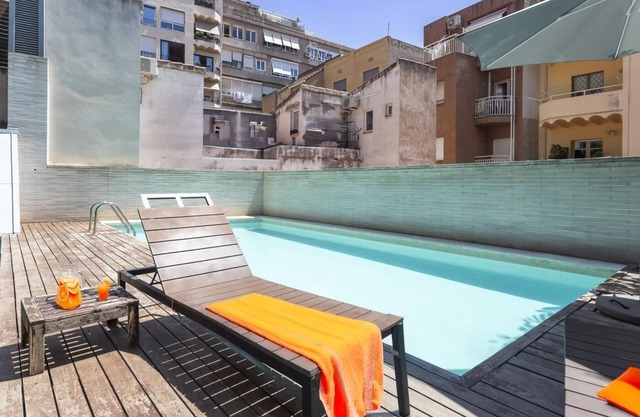 Apartment with terrace and pool near Park Güell