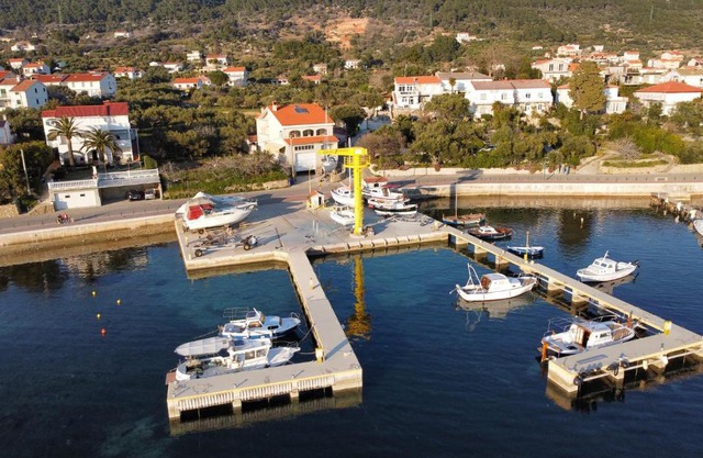 Apartments and boat rental Petra Španjol - crane and moorings