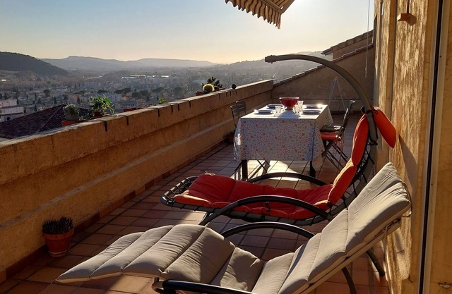 Appartement Avec une Grande Terrasse et une vue sur la Montagne à Nyons