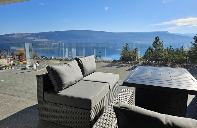APRIL/MAY SPECIAL PRICING - LUXURY COTTAGE/LAKE VIEW/BACKYARD PRIVATE HOTTUB