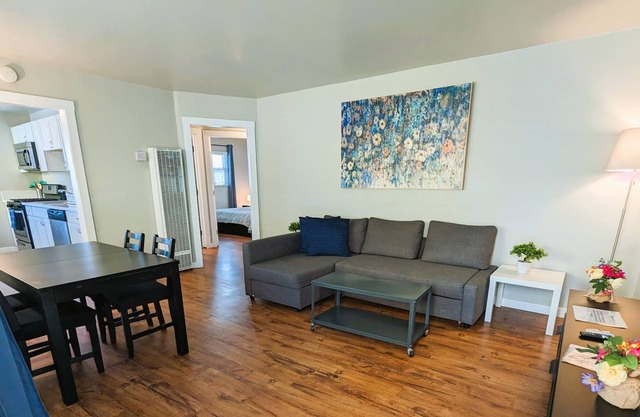 Apt #1, 2 bedroom / 1 bathroom, 8 min to Downtown!