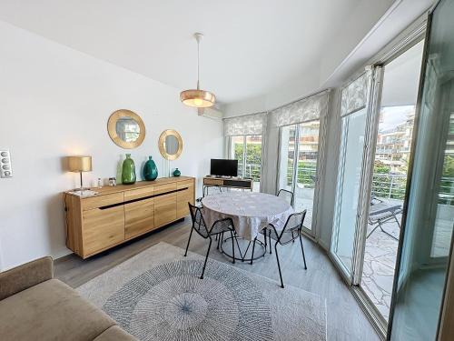 ARM1 - Beau 2 pièces avec terrasse d'angle