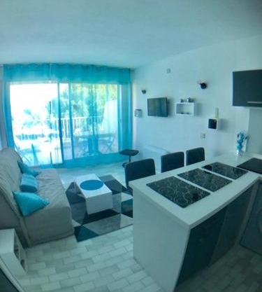 AS9578 - Studio cabine vue port avec parking privé