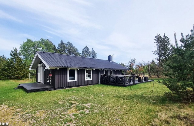 Attractive vacation home on a natural plot with WLAN, stove and heat pump