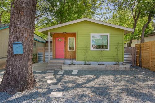 Authentic ATX Dtwn Beauty - Pool, Yard, Walk 2 Best Eateries