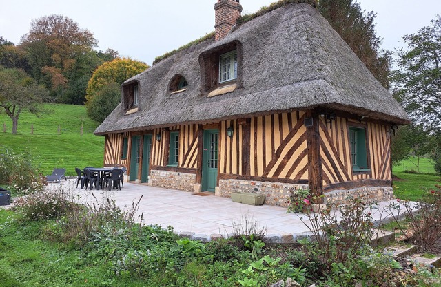 Authentic thatched cottage near Honfleur