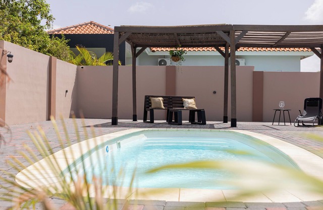 Av Curacao - Centrally Located Spacious Apartment