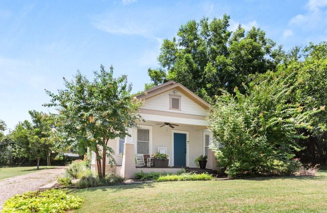 Bamboo Bungalow |5 Min to Silos/Downtown