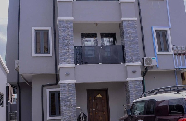 Bamgbose Apartments - Sleeps 2 - Parking - Balcony