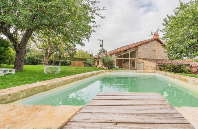 Baptresse : cottage of charm with swimming pool