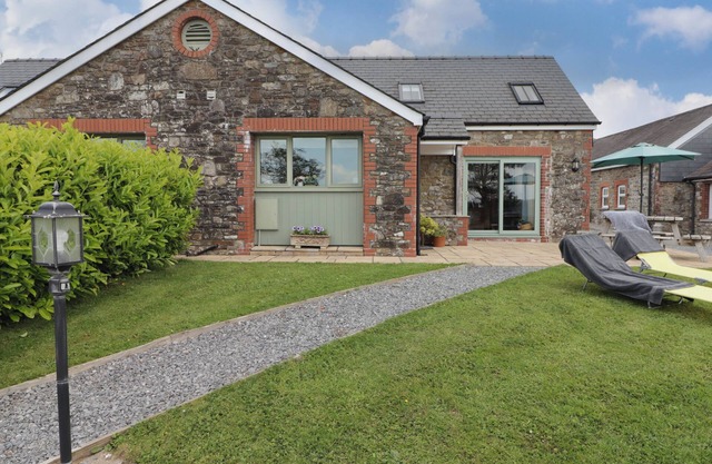 BARCUD COTTAGE, pet friendly, character holiday cottage in Llandeilo