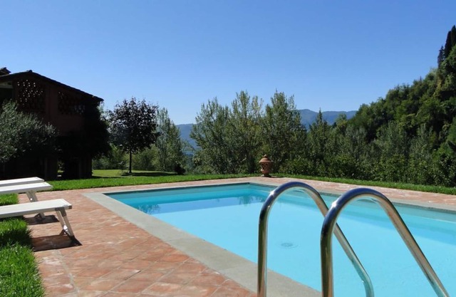 Barga Ripa! Private pool. Unique views. Walk facilities. Spa bath. WIFI!
