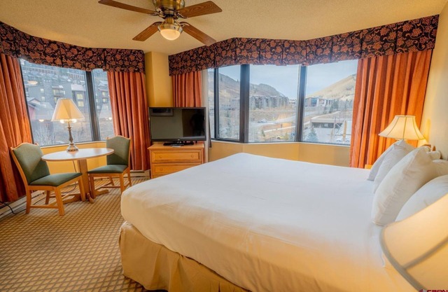 Base Village - Grand Lodge Corner King Bedroom