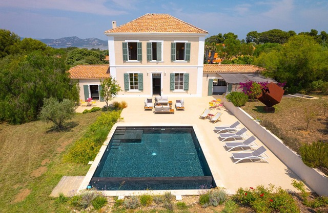 BASTIDE GIENS CLOSE TO BEACH