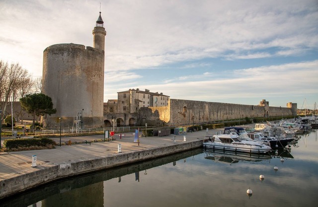 Bateau au Port en Plein Coeur de Beaucaire