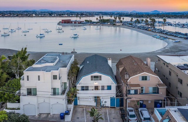 Bay View V by Avantstay Stylish Mission Beach Home on the Sand!