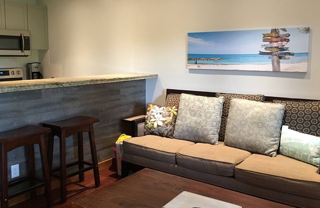 Beach and Lakefront Resort , Akiskinook 1 bed.