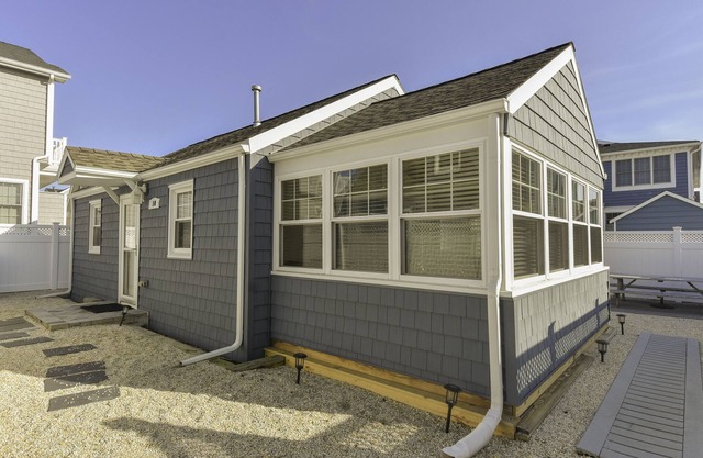 Beach Block Cottage, 5 Houses to the beach!