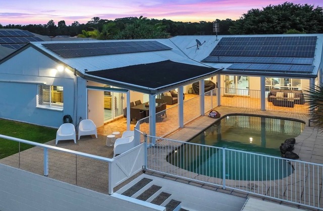 Beach House on canal , pet friendly & private jetty.SERENITY SEA BEACH HOUSE