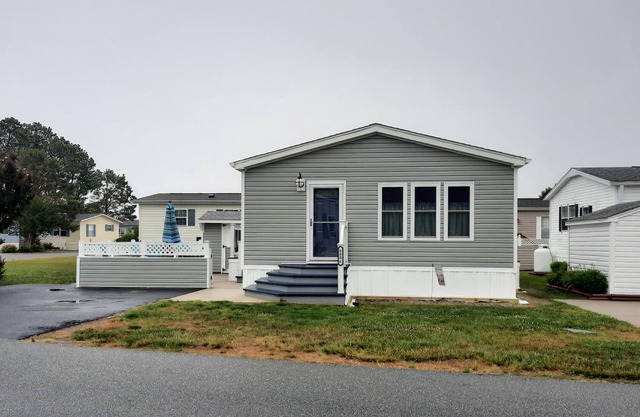Beach house with bay view, FREE WiFi & pools