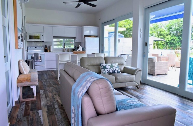 Beach House Wood w/private pool, WiFi, BBQ, kayaks, full A/C.