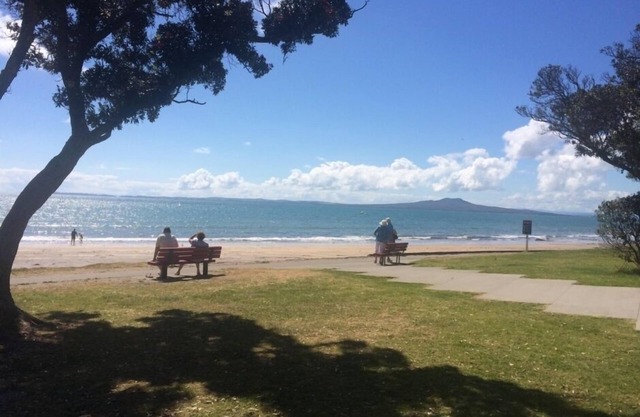 Beach Lodge - Walk to beach and Shops