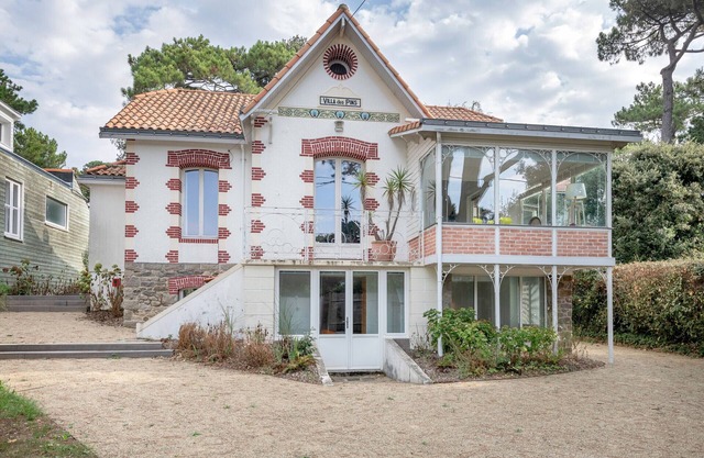 Beach villa for 8 - 75m from the beach
