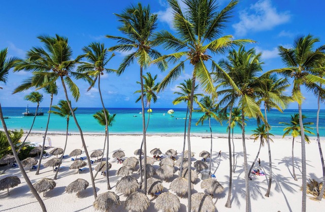 Beachfront 7BR Villa with Pool & Maid
