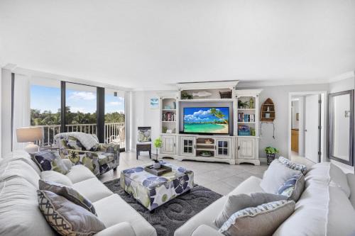 Beachfront condo in resort-style community with pool