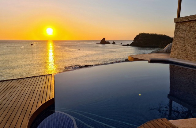BEACHFRONT LUXURY -180° BAY VIEWS -nINFINITY POOL - AND STUNNING OUTDOOR SPACES