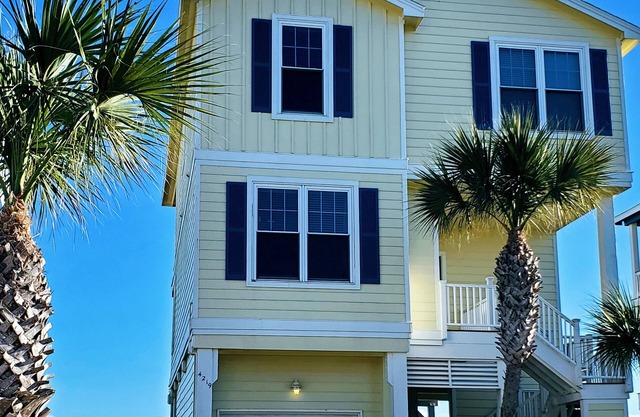 Beachfront luxury - 4 bedroom w/3 king beds amazing views