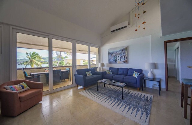 Beachfront Penthouse: 3BD/3BA