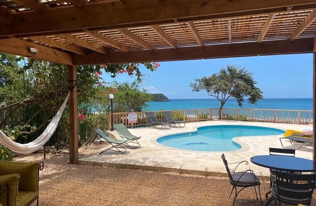 Beachfront villa w/private Pool, Seaside garden w/Pickleball court-Blue Marlin