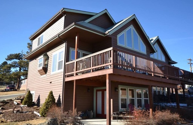Bear Tree Cabin - 4 bedroom home - walk to town & The Stanley Hotel