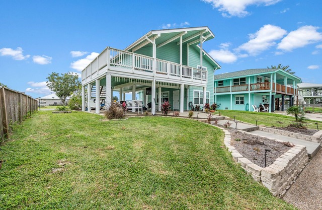 Bearfoot Bungalow | Cozy Bayfront Beauty Near Area Fun!